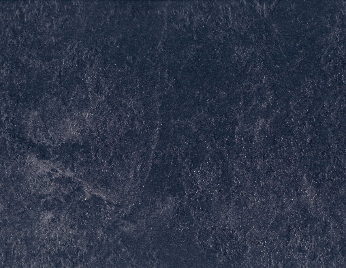 Plan de travail stratifié sur mesure par Sofema, texture sombre et moderne.