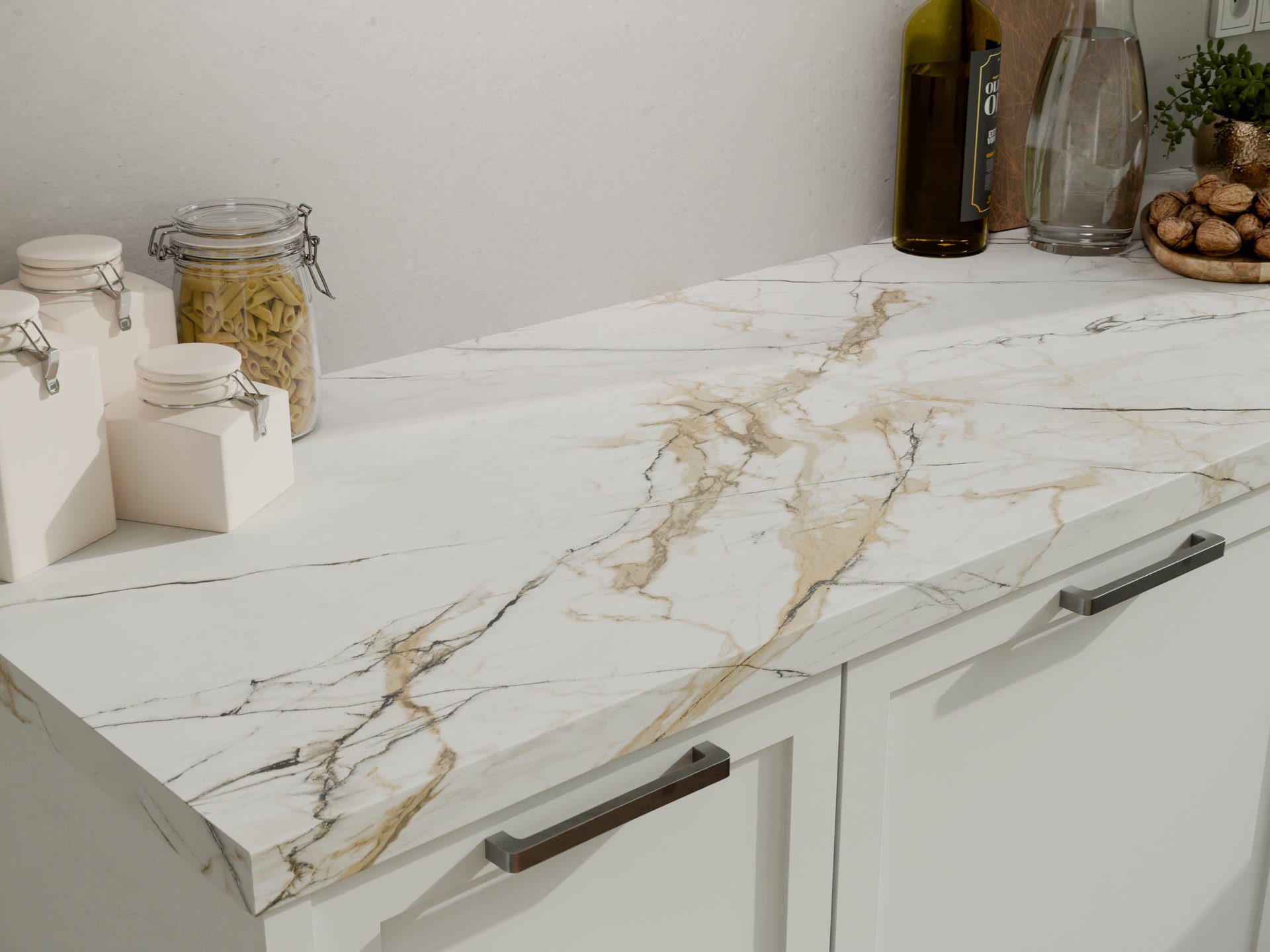 Plan de travail stratifié sur mesure signé Sofema avec veinage marbré.