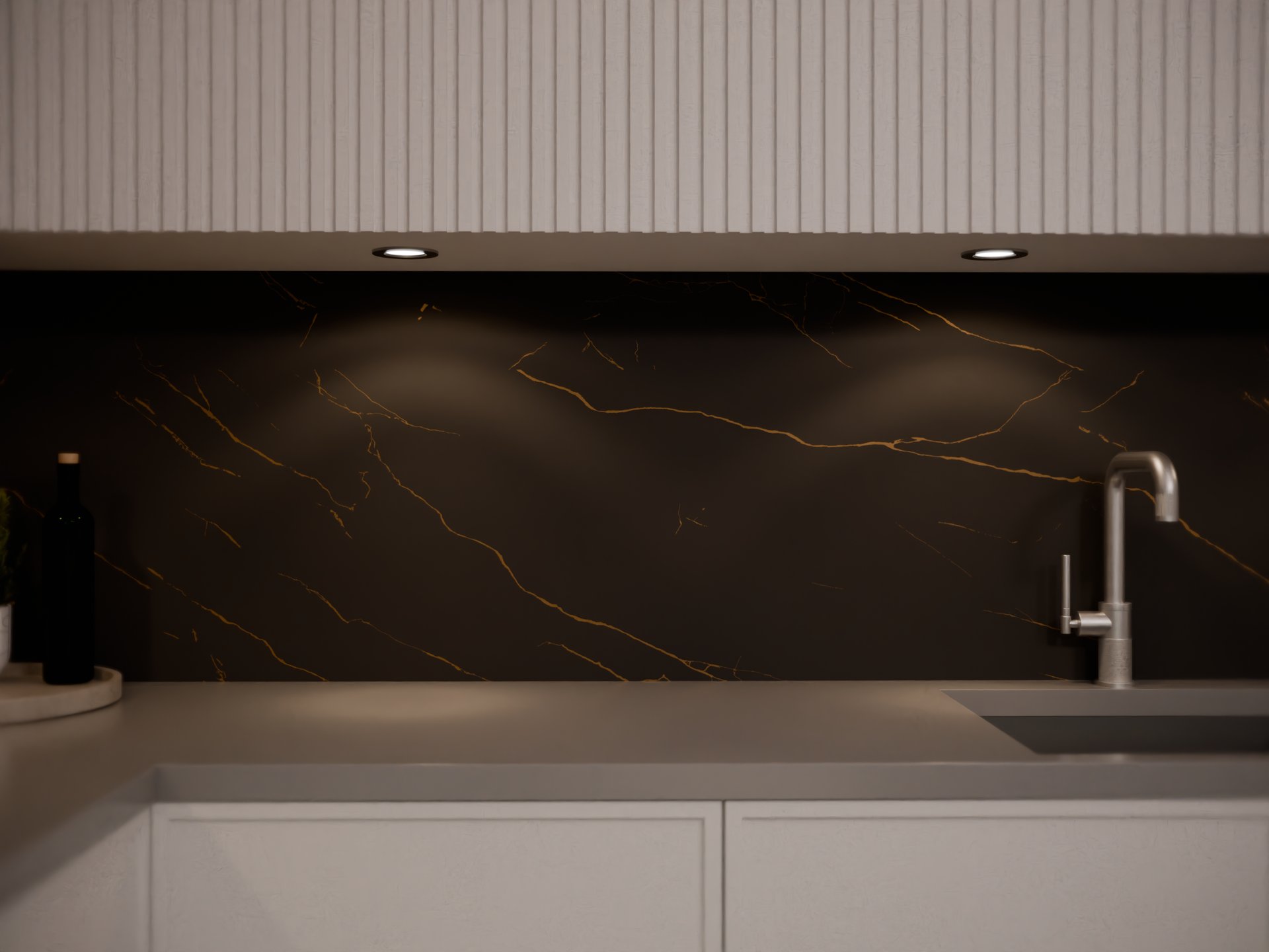 Crédence marbrée noire et robinet de cuisine sur plan de travail stratifié