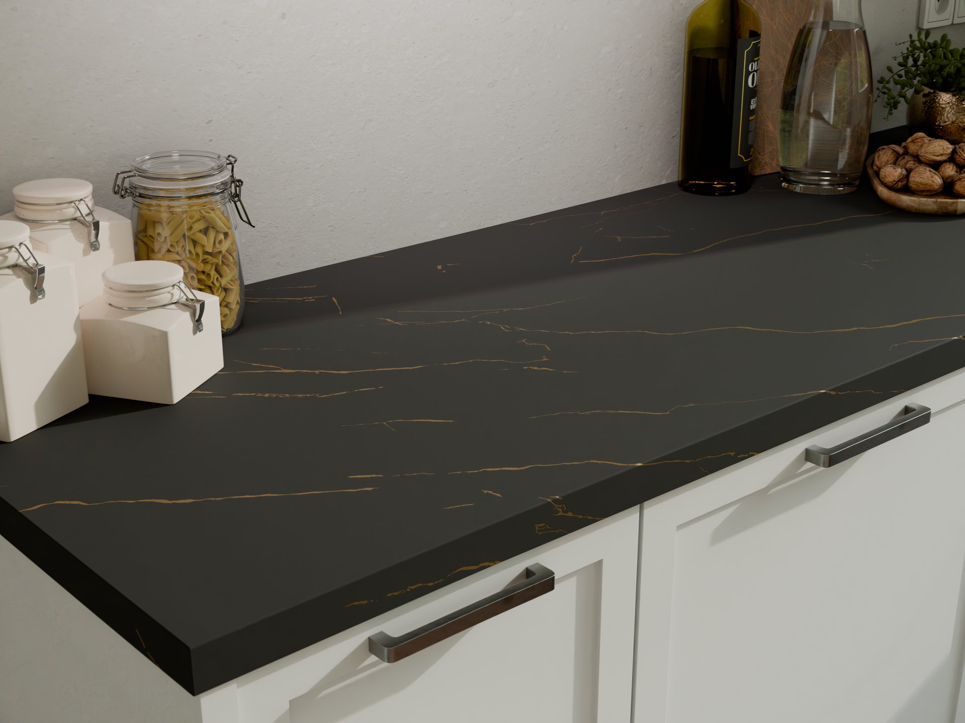 Plan de travail stratifié sur mesure Sofema, finition noire avec veinures dorées.