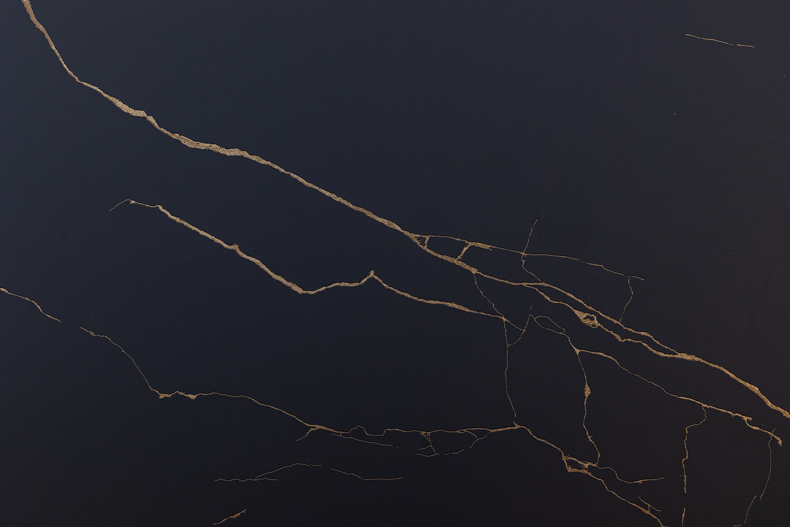 Plan de travail stratifié noir veiné or sur mesure Sofema fabricant