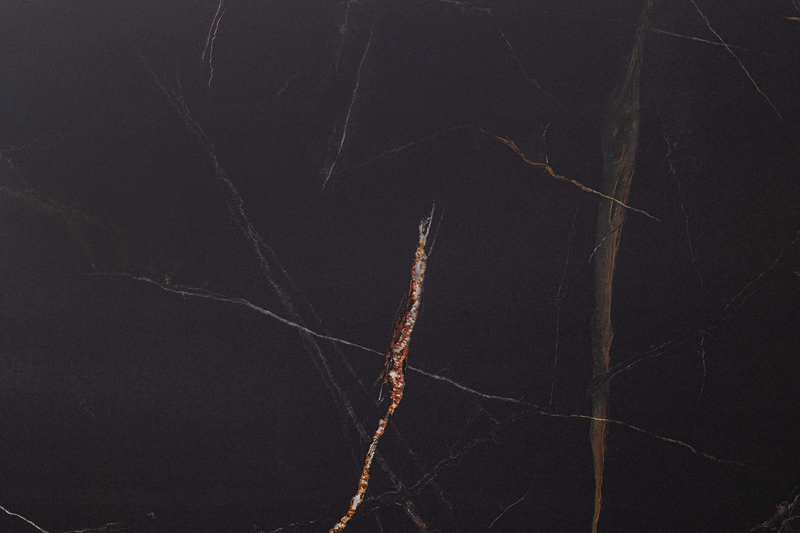 Plan de travail stratifié effet marbre noir Sofema sur mesure