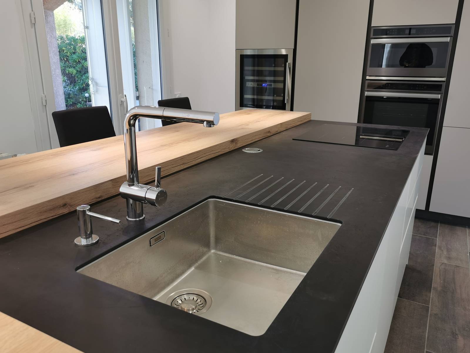 Plan de travail stratifié sur mesure Sofema avec évier et robinet intégrés