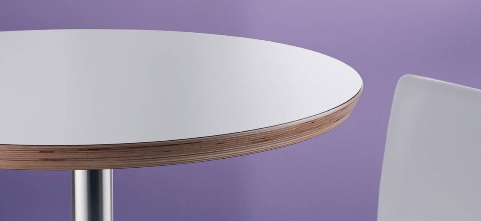 Plateau rond en stratifié blanc avec chant bois Sofema sur mesure