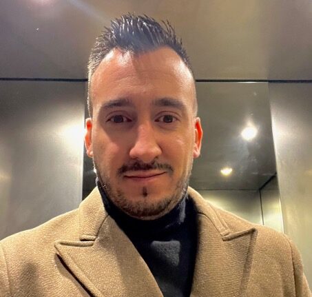 Portrait d’un homme en manteau beige et col roulé noir