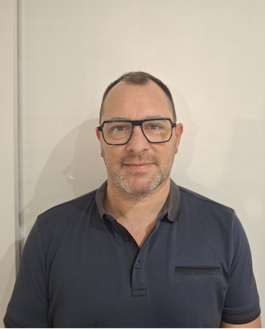 Portrait d’un homme à lunettes, Sofema fabricant de plan de travail stratifié