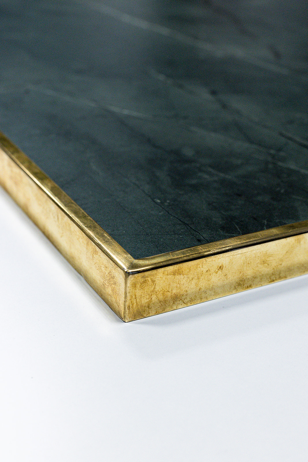 Plan de travail stratifié sur mesure Sofema, angle avec chant laiton doré